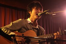 春にはオリジナルのアルバムのリリースも予定しているsuzumoku。pe'zmokuでさまざまな経験を積んだ彼が、新作でどんな音を届けてくれるのか楽しみなところだ。