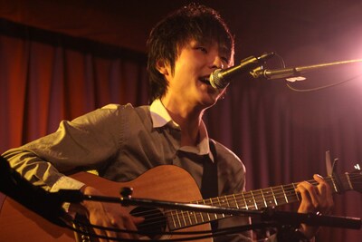 春にはオリジナルのアルバムのリリースも予定しているsuzumoku。pe'zmokuでさまざまな経験を積んだ彼が、新作でどんな音を届けてくれるのか楽しみなところだ。