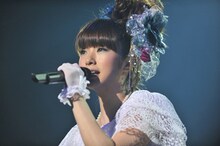 「アメトーーク！」では番組後半、電話出演だけだったはずの上戸彩がスタジオに突然登場。真剣にうろたえ吐きそうになる芸人たちにもやさしいスマイルを贈る人柄の良さを見せた。