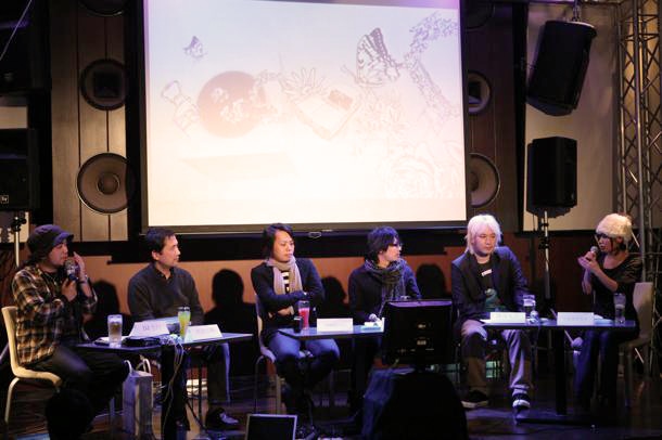 左からDJ急行（司会）、丹治吉順、コザキユースケ、小林オニキス、津田大介、フルカワミキ。