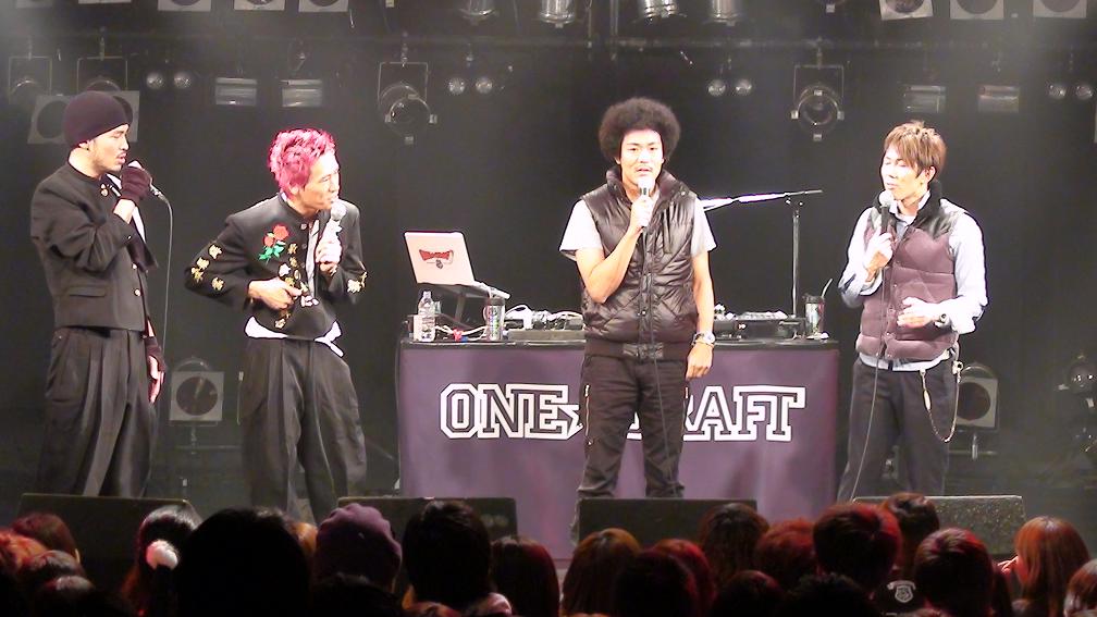 左からONE☆DRAFTのRYO（Vo）、LANCE（MC,Vo）、トータルテンボスの藤田憲右、大村朋宏。なおONE☆DRAFTのツアーは昨日12月6日の大阪公演でファイナルを迎えた。