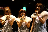 感動して泣いてしまったひでよ（写真中央）は、「COSMETICSは恵まれていて、本当に幸せ者だと思います」とふかわやスタッフ、そしてファンに向けて感謝の言葉を贈った。