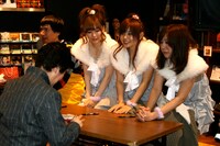 サイン会に参加したファンはタワーレコード渋谷店の階段まで列を作って並び、最長時で3階まで列ができた。