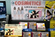タワーレコード渋谷店2FのJ-POPフロアで展開されているCOSMETICSコーナー。