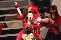 メンバーやファンへの手紙を、持ち前の明るさで読み上げる久住小春。これまでの卒業セレモニーでは涙一色になることが多かったが、この日は終始笑顔にあふれた彼女らしい卒業式となった。