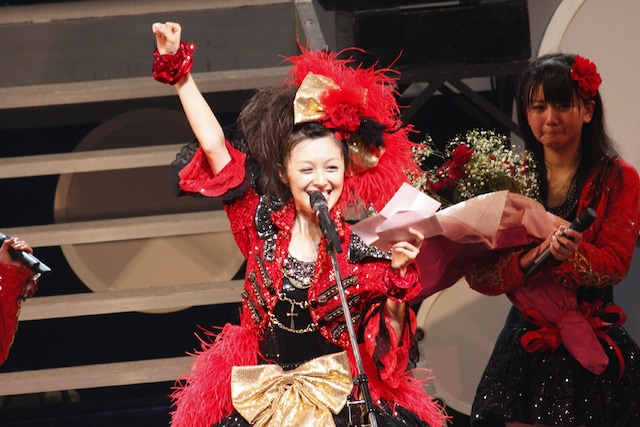 メンバーやファンへの手紙を、持ち前の明るさで読み上げる久住小春。これまでの卒業セレモニーでは涙一色になることが多かったが、この日は終始笑顔にあふれた彼女らしい卒業式となった。