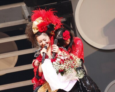 ジュンジュンが「ステージで久住さんが私の前に立っていると、いつも後ろから抱きつきたくなる。でも、やったら『ジュンジュン、気持ち悪い！』って言われそうだから止めました」と言うと、久住は「抱きついていいよ！」と言って背中を向け、ジュンジュンが泣きながら抱きつく一幕も。