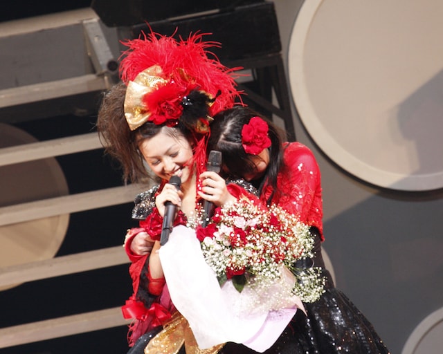 ジュンジュンが「ステージで久住さんが私の前に立っていると、いつも後ろから抱きつきたくなる。でも、やったら『ジュンジュン、気持ち悪い！』って言われそうだから止めました」と言うと、久住は「抱きついていいよ！」と言って背中を向け、ジュンジュンが泣きながら抱きつく一幕も。