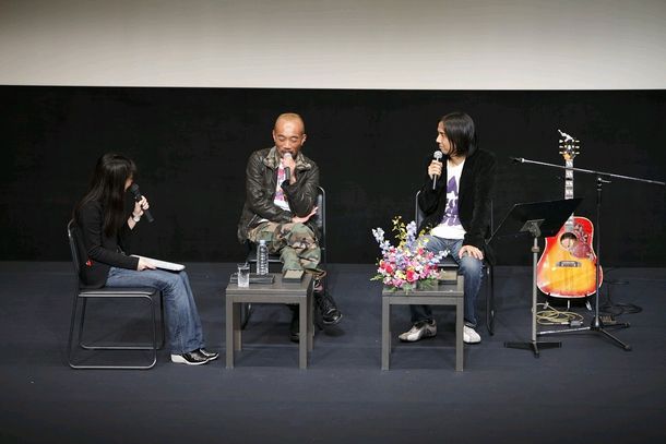 退院した清志郎とともに克服祝いをやった際に、竹中は清志郎から「抗がん剤って髪の毛抜けるけど、あとから生えてくる毛はすっごい剛毛なんだぜ？」という話を聞いたとのこと。(C)TAMA CINEMA FORUM