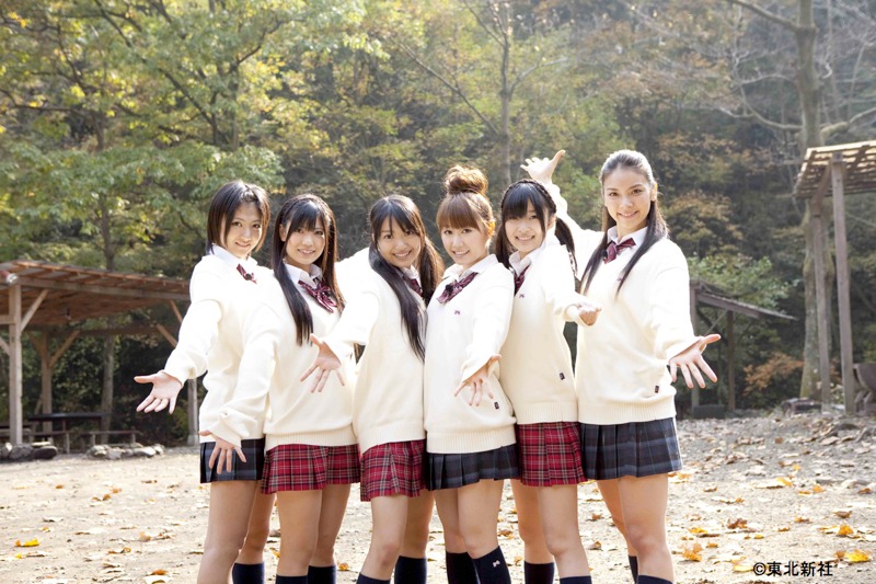 VOL.10＆11「燃えろ！団結力キャンプ09」の様子。写真左より宮澤佐江、倉持明日香、北原里英、浦野一美、指原莉乃、秋元才加。