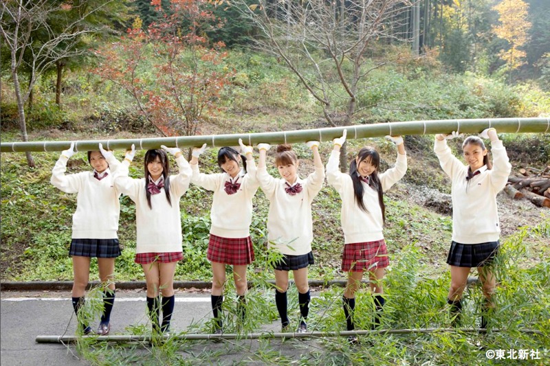 VOL.10＆11「燃えろ！団結力キャンプ09」の様子。写真左より宮澤佐江、倉持明日香、指原莉乃、浦野一美、北原里英、秋元才加。