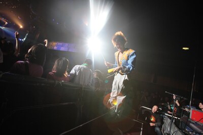 「Baby,Baby,Baby」でPAブース前に出現した岡本。あまりに突然のイリュージョンに、周囲のファンも最初は全く気づいていなかった。