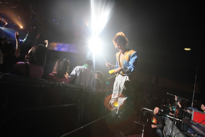 「Baby,Baby,Baby」でPAブース前に出現した岡本。あまりに突然のイリュージョンに、周囲のファンも最初は全く気づいていなかった。