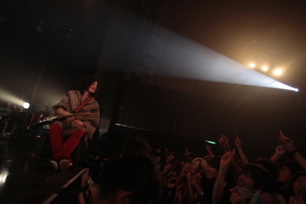 年末には「COUNTDOWN JAPAN 09/10」で年越しカウントダウンを担当することも決定。メンバーは「楽しいことしたいよね。何か考えておきます」と期待を持たせる言葉を口にした。