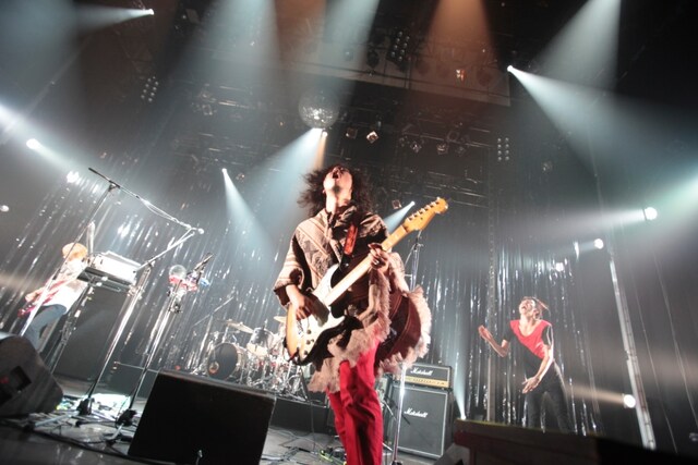 石毛はMCで「今年は激動の1年でした。EMIと契約してメジャーバンドになって、kingsや全国ツアーもやってたくさんの仲間に出会えました。でもバンドを辞めてしまった友だちもいたしね」と、2009年をしみじみと振り返った。