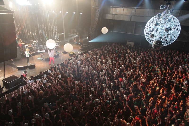 「Love & DISCO」では大小さまざまなミラーボールの光が風船に反射し、この瞬間しか見られない幻想的な雰囲気を作り上げた。