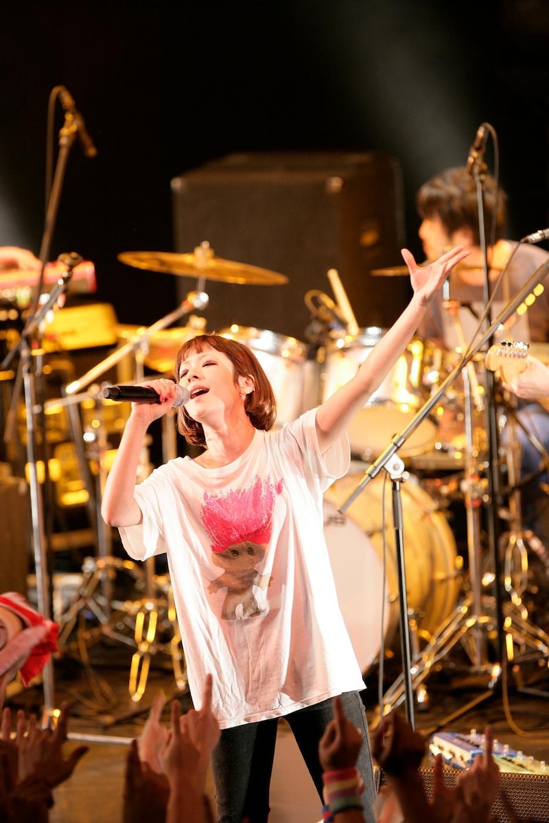 写真は昨日12月6日のライブの様子。数々のヒット曲のほか、「ホットペッパーの唄」も生披露して会場を沸かせた（PHOTO BY 三吉ツカサ）。