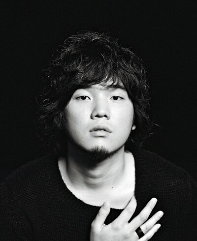 秦基博は3月3日に全編弾き語りアルバム「BEST OF GREEN MIND'09」をリリースし、5月から弾き語りツアーを開催する。