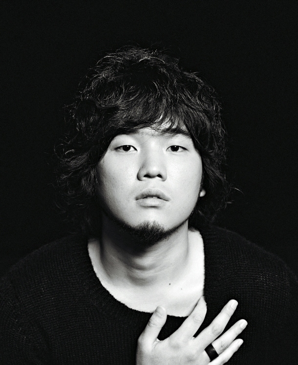 秦基博は3月3日に弾き語りアルバム「BEST OF GREEN MIND '09」をリリースする。