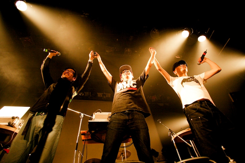 新メンバーいとうせいこう（写真右端）はライブ終了後、Twitter上で「数千人で一気に歴史を創った。冗談ぬきでThis is itだった。ここから先のライブは必ずこうなる」と宣言。次回のライブも楽しみにしておこう。