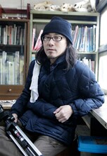 タイトルの「NATURALLY GUSHING」とは「自然に湧出する」という意味。自然湧出の温泉こそ、本来の本物の温泉であるという思いを音楽に込めて名付けられた（写真は温仙人ことサワサキヨシヒロ）。