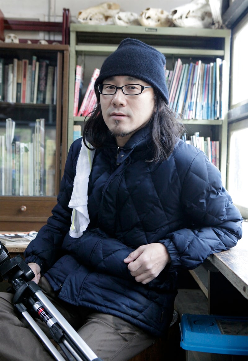 タイトルの「NATURALLY GUSHING」とは「自然に湧出する」という意味。自然湧出の温泉こそ、本来の本物の温泉であるという思いを音楽に込めて名付けられた(写真は温仙人ことサワサキヨシヒロ)。