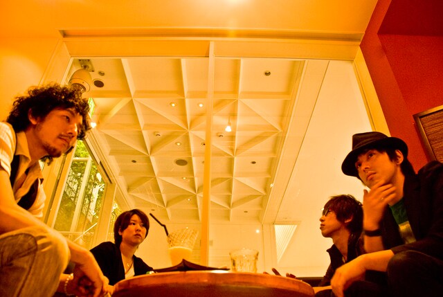 真戸原直人が急性気管支炎と診断されたため、医師の判断により12月6日に予定されていた静岡Sunash公演を急遽延期したアンダーグラフ。振替公演は1月29日に同会場で行われる。