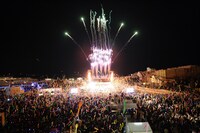 2010年を迎える瞬間は、出演アーティスト全員とZIP-FMナビゲーター、そして観客のカウントダウンに合わせ、夜空いっぱいに花火が打ち上げられる。