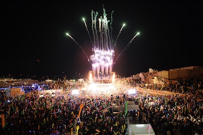 2010年を迎える瞬間は、出演アーティスト全員とZIP-FMナビゲーター、そして観客のカウントダウンに合わせ、夜空いっぱいに花火が打ち上げられる。