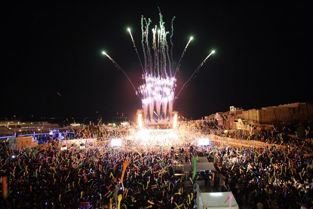 2010年を迎える瞬間は、出演アーティスト全員とZIP-FMナビゲーター、そして観客のカウントダウンに合わせ、夜空いっぱいに花火が打ち上げられる。