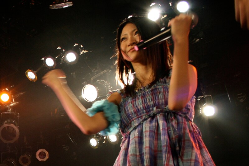 山下もえは自身のブログで、卒業について「『SKEをやってた意味はあるのか？』と思う方もいると思いますが、SKEとして様々な視点で物事をみて、自分は何がしたいか、と考えた結果なのでファンの皆様含めSKE48に本当に感謝しています」と綴っている（写真は10月25日の劇場公演の様子）。