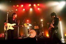 JIM（写真右）は公演中、「俺は今日、全部（ステージに）置いていくんで！」と発言。ライブ中は激しいアクションと攻撃的なギタープレイで観客を沸かせた（Photo by 森琢磨）。