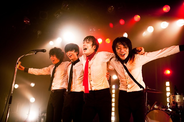 2010年もTHE BAWDIESはレコーディングにツアーにと大忙し。1月には「スペースシャワー列伝 JAPAN TOUR 2010」、3月にはLOCKSLEYとのツーマンツアーが予定されている（Photo by 森琢磨）。