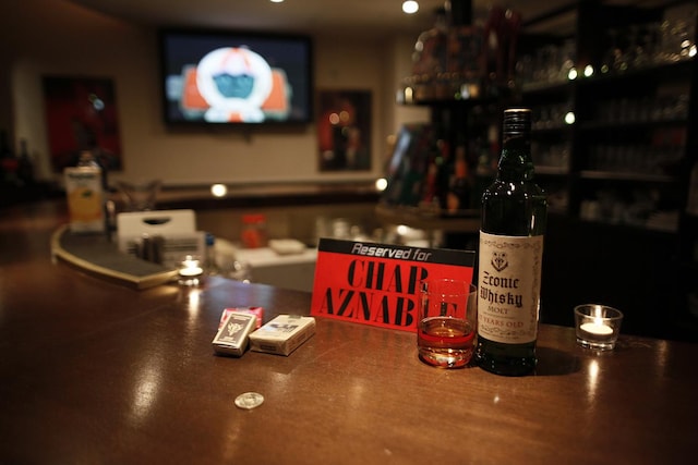 「THE BAR GUNDAM UNPLUGGED ～KIRANA ROPPONGI SPECIAL EDITION」の店内写真。赤い紙にシャア・アズナブルの予約席と書かれている。