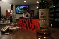 「THE BAR GUNDAM UNPLUGGED ～KIRANA ROPPONGI SPECIAL EDITION」の店内写真。