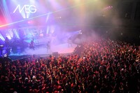 11月22日と23日にZepp Tokyoで行われたワンマンライブ「TOKYO NIGHT PARTY 2009」の写真。この日の来場者ドレスコートは赤に設定された。