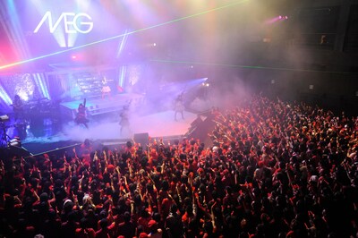 11月22日と23日にZepp Tokyoで行われたワンマンライブ「TOKYO NIGHT PARTY 2009」の写真。この日の来場者ドレスコートは赤に設定された。