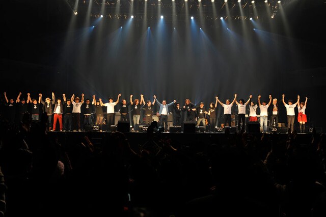 出演者全員が登壇したフィナーレの模様。