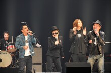 熱唱する奥田民生、オノ・ヨーコ、吉井和哉、泉谷しげる。