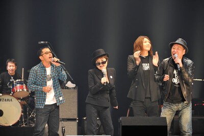 熱唱する奥田民生、オノ・ヨーコ、吉井和哉、泉谷しげる。