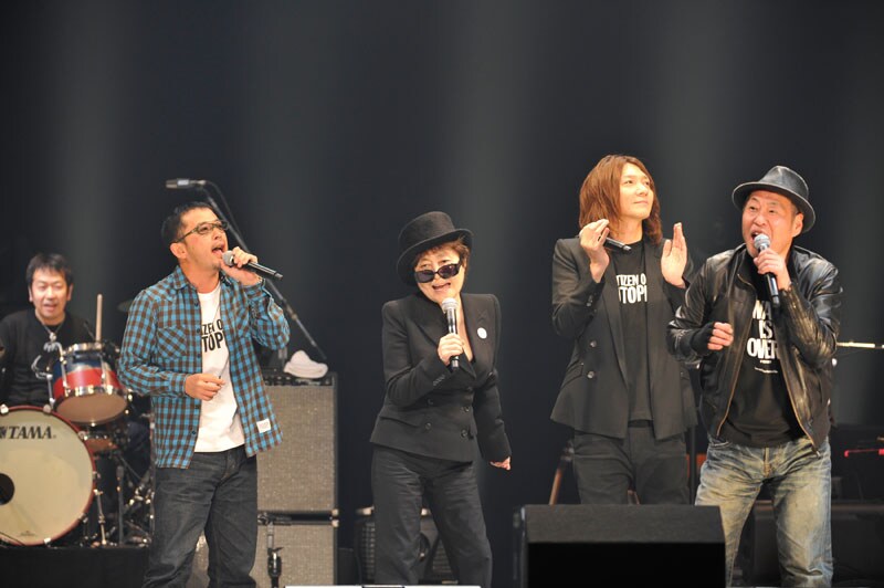 熱唱する奥田民生、オノ・ヨーコ、吉井和哉、泉谷しげる。