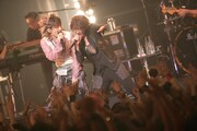 ライブ中何度も「糸電話で話せる距離にいた」と2人の関係を例えていたKenとTETSUYA。ひさびさに同じステージに立った2人は、非常にリラックスした表情を見せていた（photo by 三吉ツカサ）。