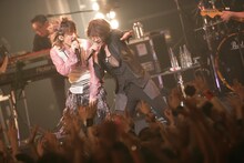 ライブ中何度も「糸電話で話せる距離にいた」と2人の関係を例えていたKenとTETSUYA。ひさびさに同じステージに立った2人は、非常にリラックスした表情を見せていた（photo by 三吉ツカサ）。