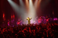 Kenならではの“大人の魅力”が、たっぷり詰め込まれたこの日のライブ。夏のツアー以上に濃厚な世界を体験した観客の顔は、笑顔に満ちていた（photo by 三吉ツカサ）。