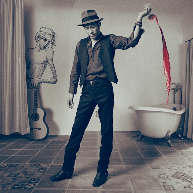 シングル「ワインレッドの心／リコ」ジャケット写真。初回限定盤付属DVDにはビデオクリップのほか、今年10月に行われたライブの映像が収録される。