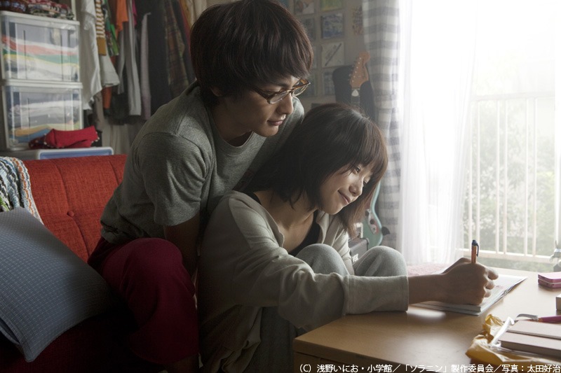 映画「ソラニン」のワンシーン。種田と芽衣子は、お互いを支えあいながら幸せに暮らしていた。