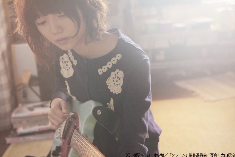 映画「ソラニン」のワンシーン。恋人・種田のギターを抱え、練習にいそしむ芽衣子。