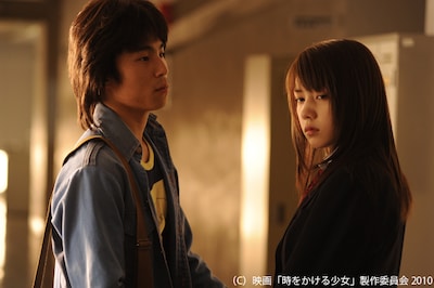 映画「時をかける少女」では、原作の主人公の娘・芳山あかりが母のために過去へとタイムリープを試みる。胸がうずくような切ないストーリーは、原作ファンならずとも必見だ。