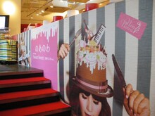 SWEETS PARADISE渋谷店ではのあのわとのコラボレーションを展開中。店内がのあのわ仕様となっているほか、スペシャルコメントの上映やシングル「Sweet Sweet」のジャケットで使用されているケーキ型ハットの展示が行われている（写真は店内の様子）。