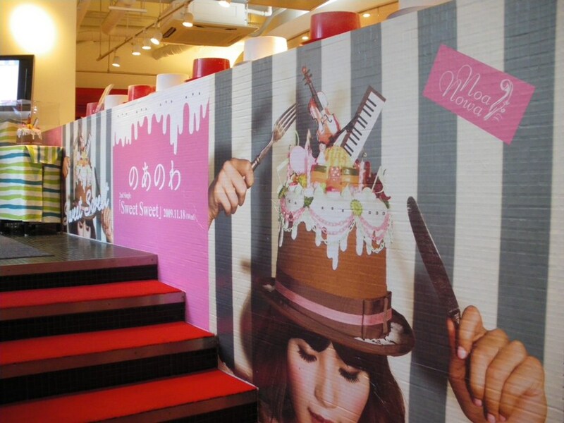 SWEETS PARADISE渋谷店ではのあのわとのコラボレーションを展開中。店内がのあのわ仕様となっているほか、スペシャルコメントの上映やシングル「Sweet Sweet」のジャケットで使用されているケーキ型ハットの展示が行われている（写真は店内の様子）。